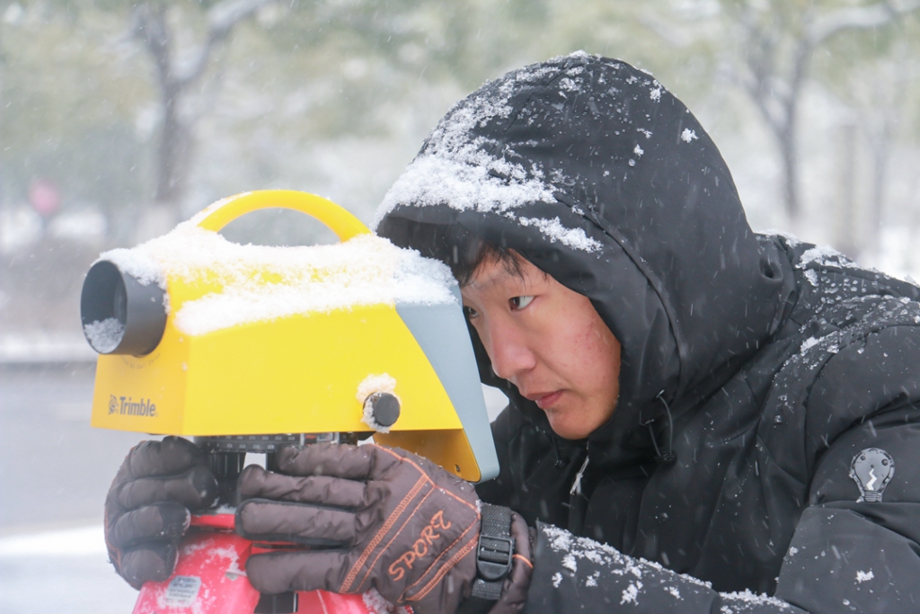 2018年1月27日，工程技術(shù)人員在雪中開展測量作業(yè)。