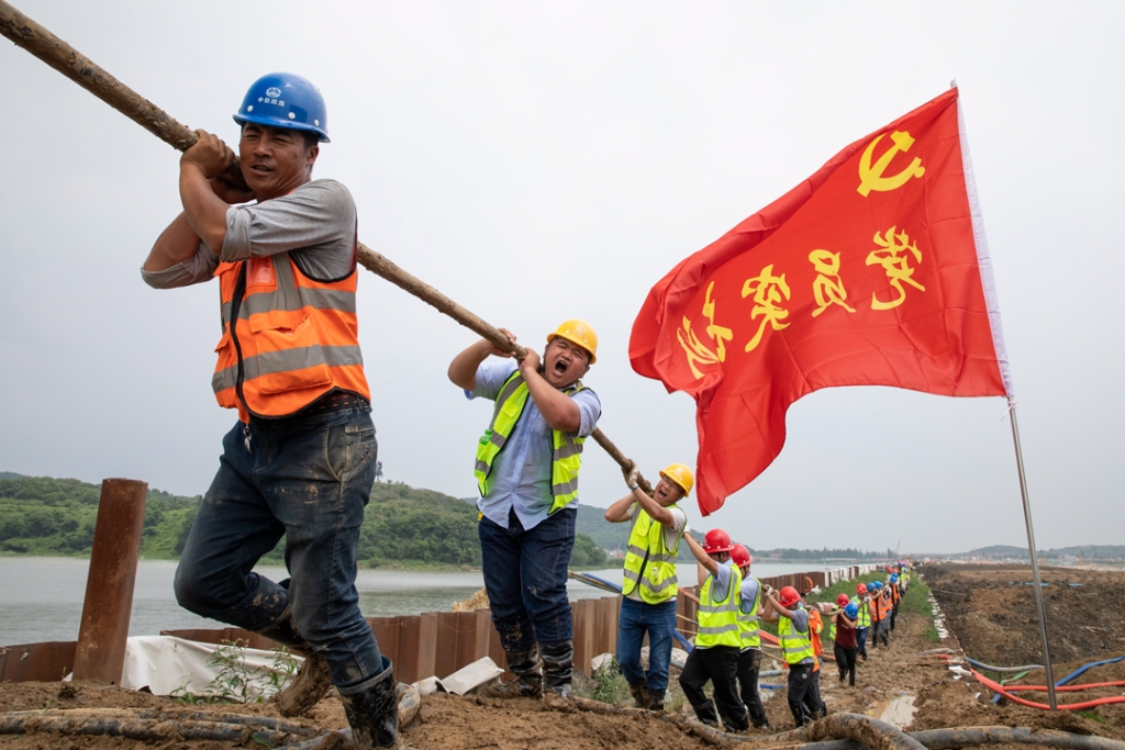 2019年6月21日，蘇錫常太湖隧道工地架設(shè)萬伏電纜，黨員突擊隊在施工現(xiàn)場。