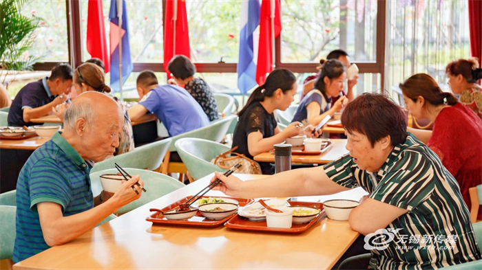 老年人的幸福午餐